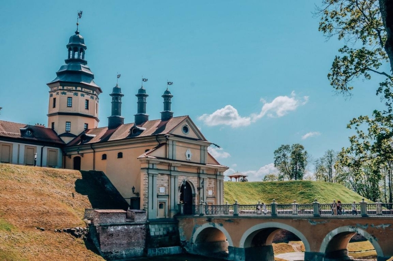 How to get to Mir Castle? 2 options to choose from.