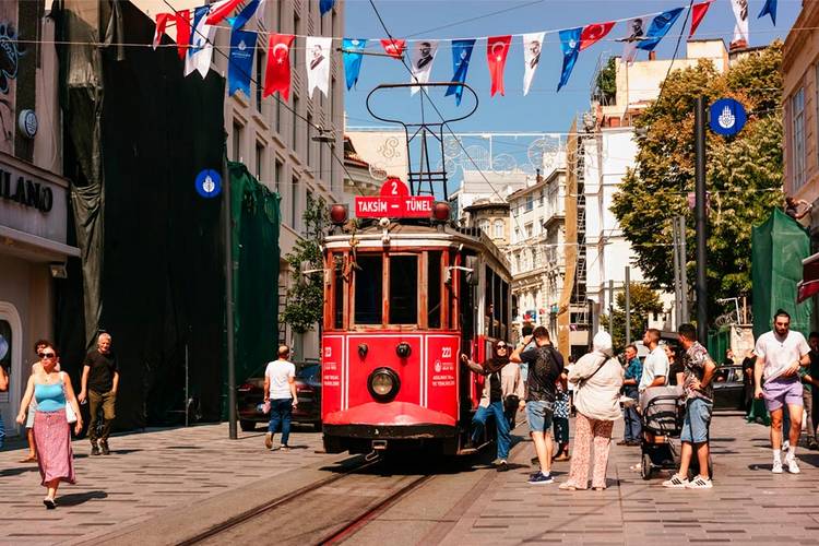 Public transport in Istanbul - city sightseeing route | TURIZM